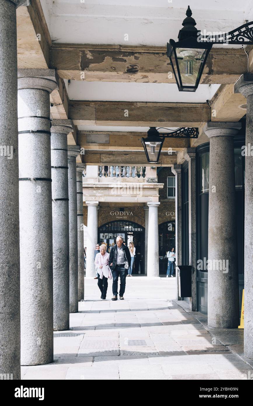 London, Großbritannien, 15. Mai 2019: Innenansicht des Covent Garden Market. Das Covent Garden liegt im West End von London und ist bekannt für seine luxuriöse Mode A Stockfoto