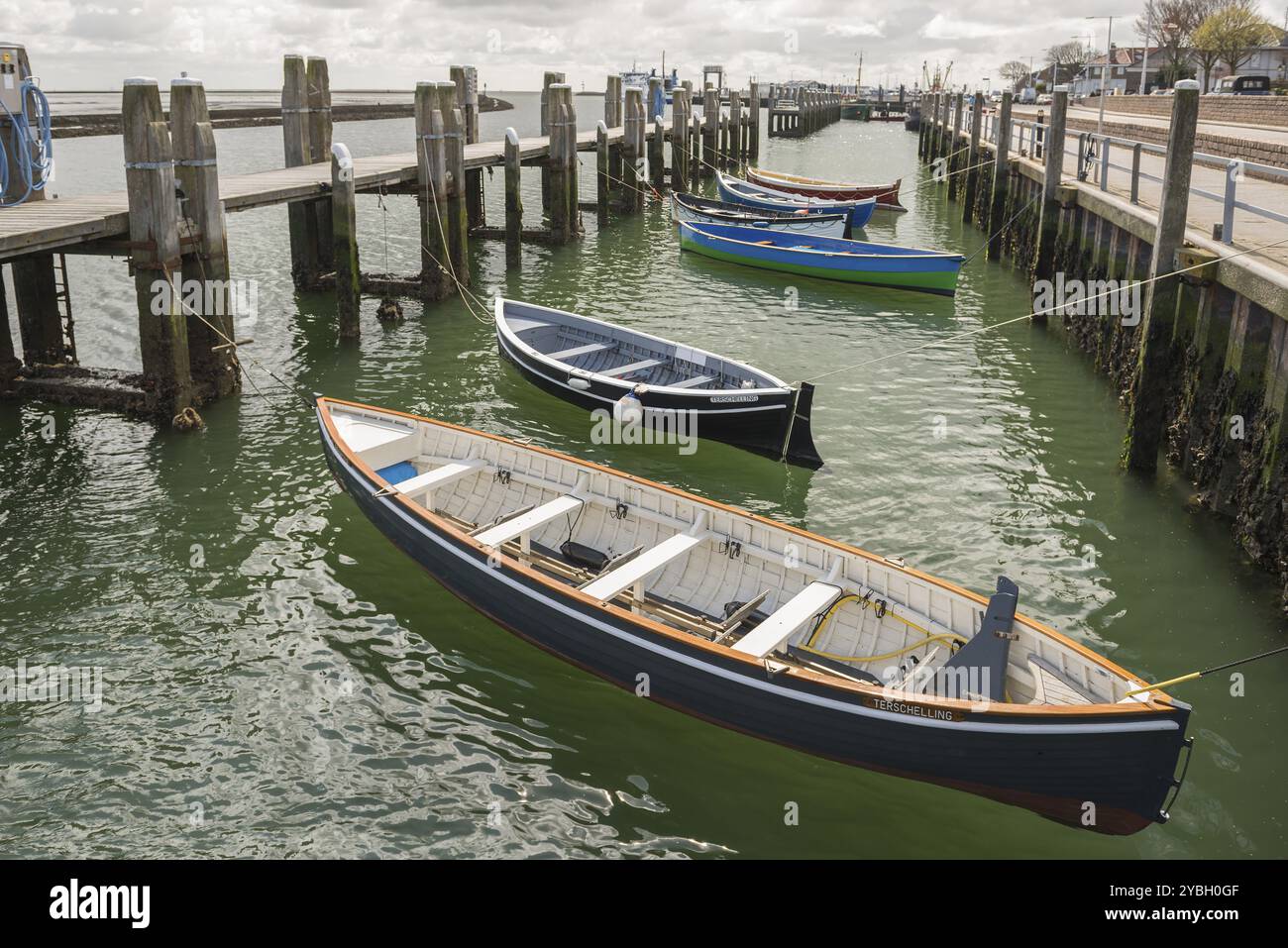 Boote im Hafen von West-Terschelling auf der Insel Terschelling im Norden der Niederlande Stockfoto