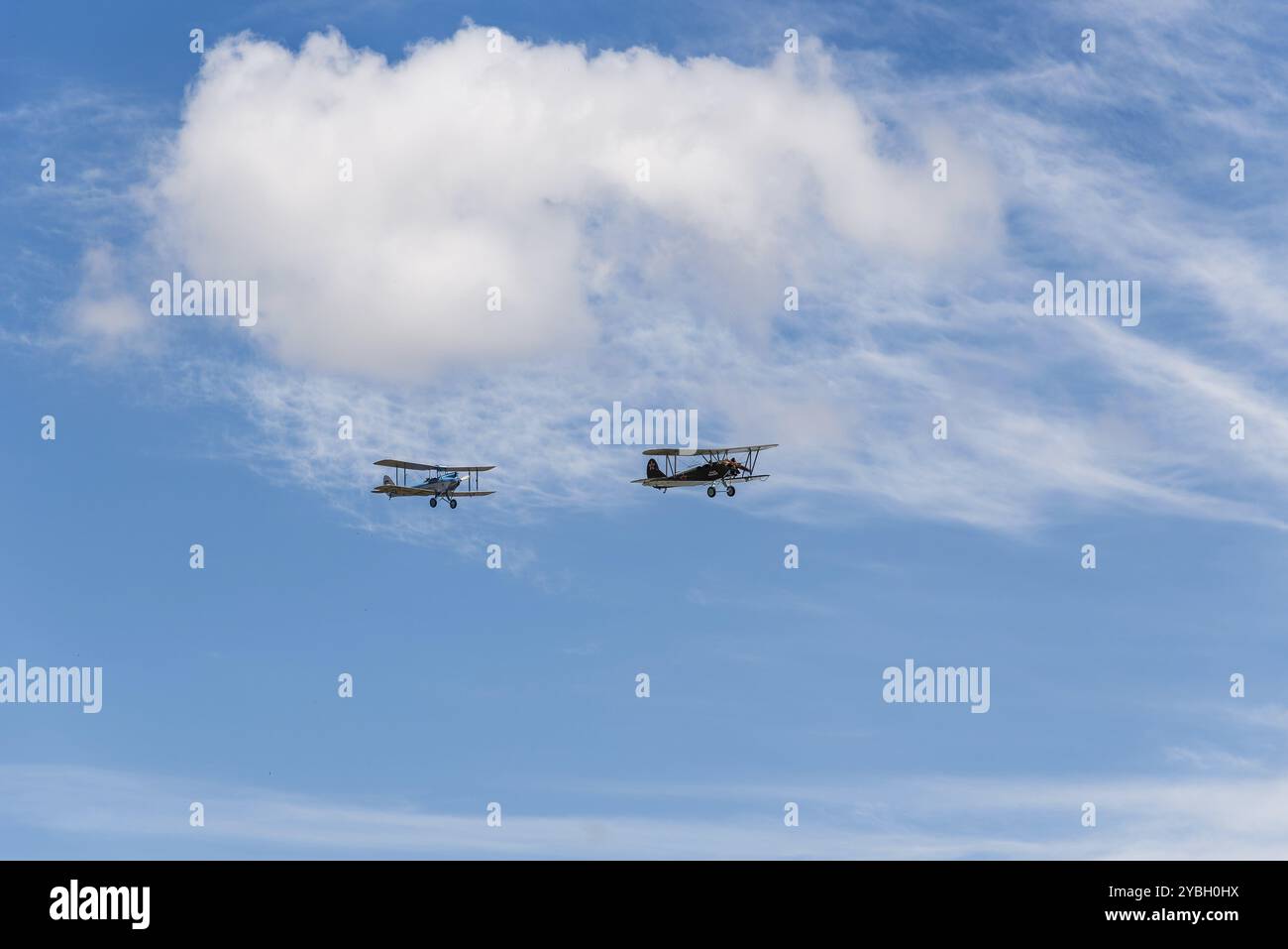 Madrid, Spanien, 3. Juni 2018: Formationsflug von Polikarpov Po 2 und de Havilland DH-60 während der Flugschau historischer Flugzeuge in Cuatro Vien Stockfoto