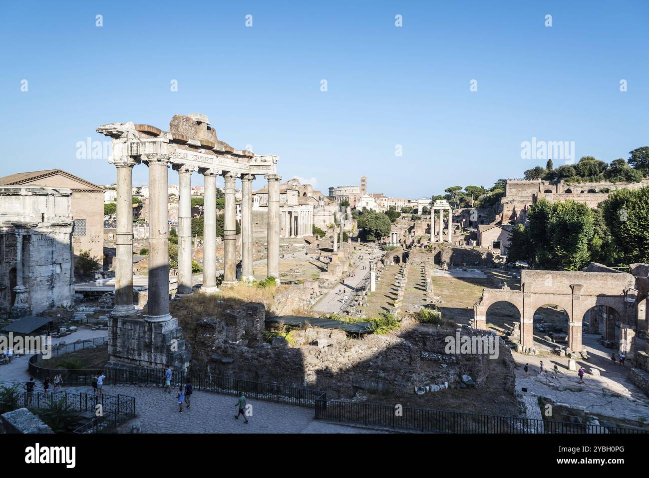 Rom, Italien, 20. August 2016: Blick auf das Forum von Rom ein sonniger Sommertag in Rom. Es war jahrhundertelang das Zentrum des römischen öffentlichen Lebens, Europa Stockfoto