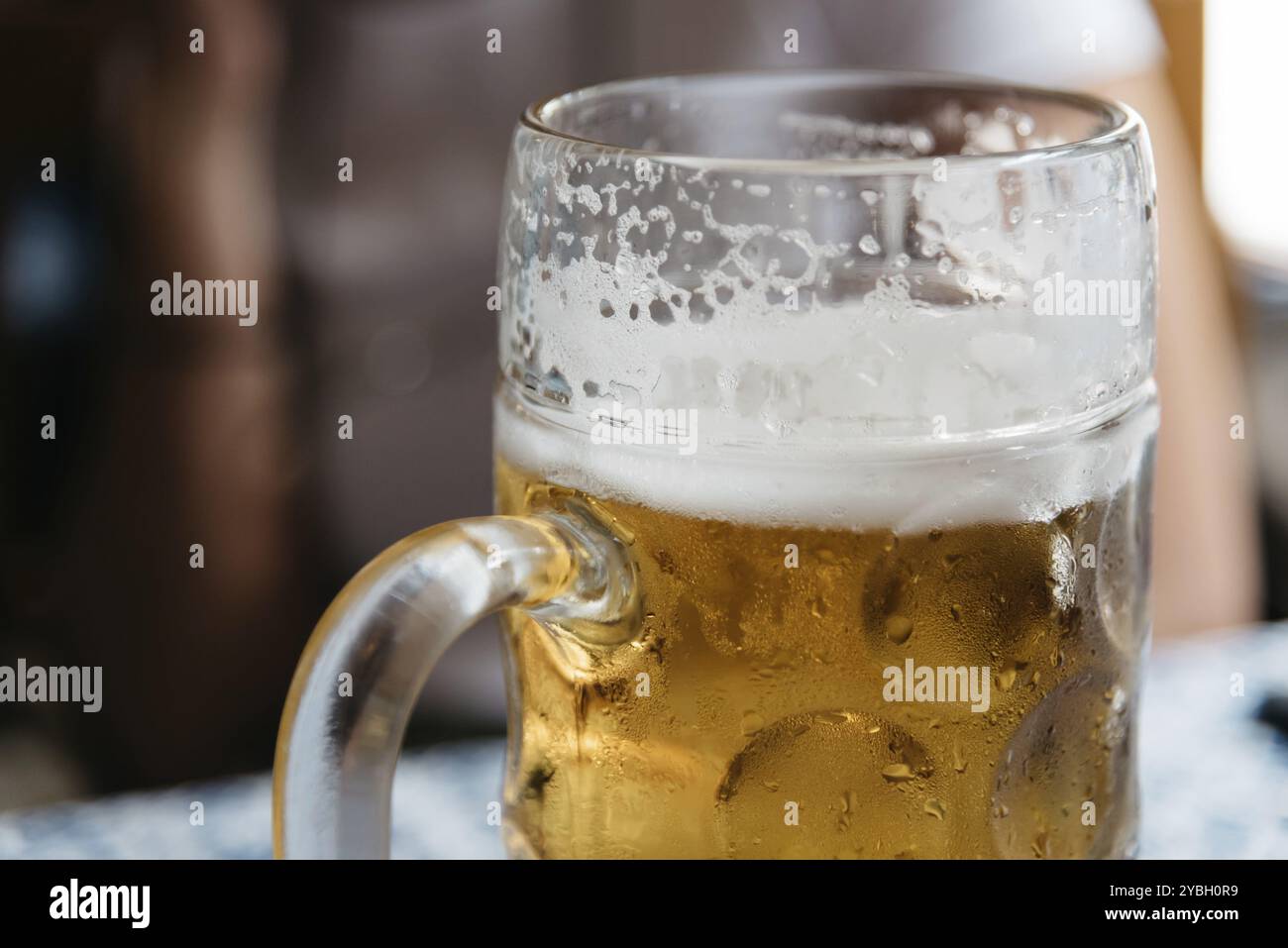 Bier jar und Unschärfe im Hintergrund. Nahaufnahme Stockfoto