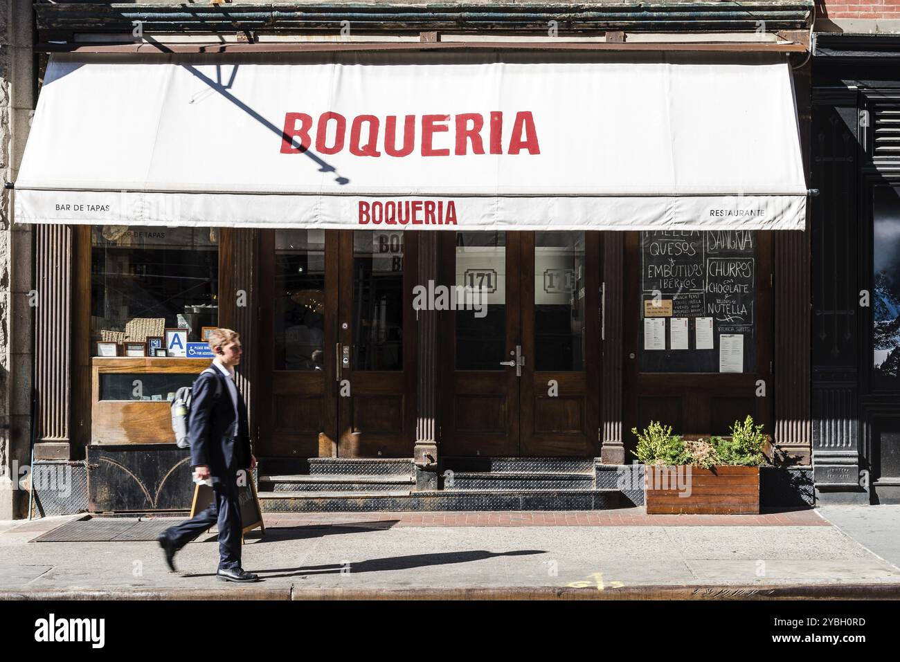 New York City, USA, 25. Juni 2018: Tapas Bar namens Boqueria mit typisch spanischem Essen in Soho, Nordamerika Stockfoto