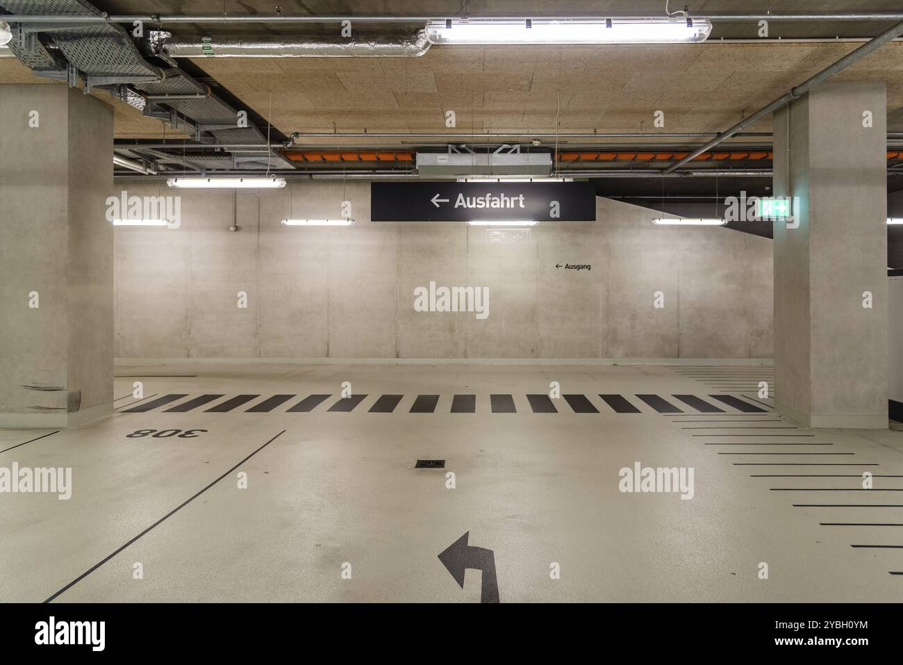 Tiefgarage mit Abfahrtsschild in deutscher Sprache Stockfoto