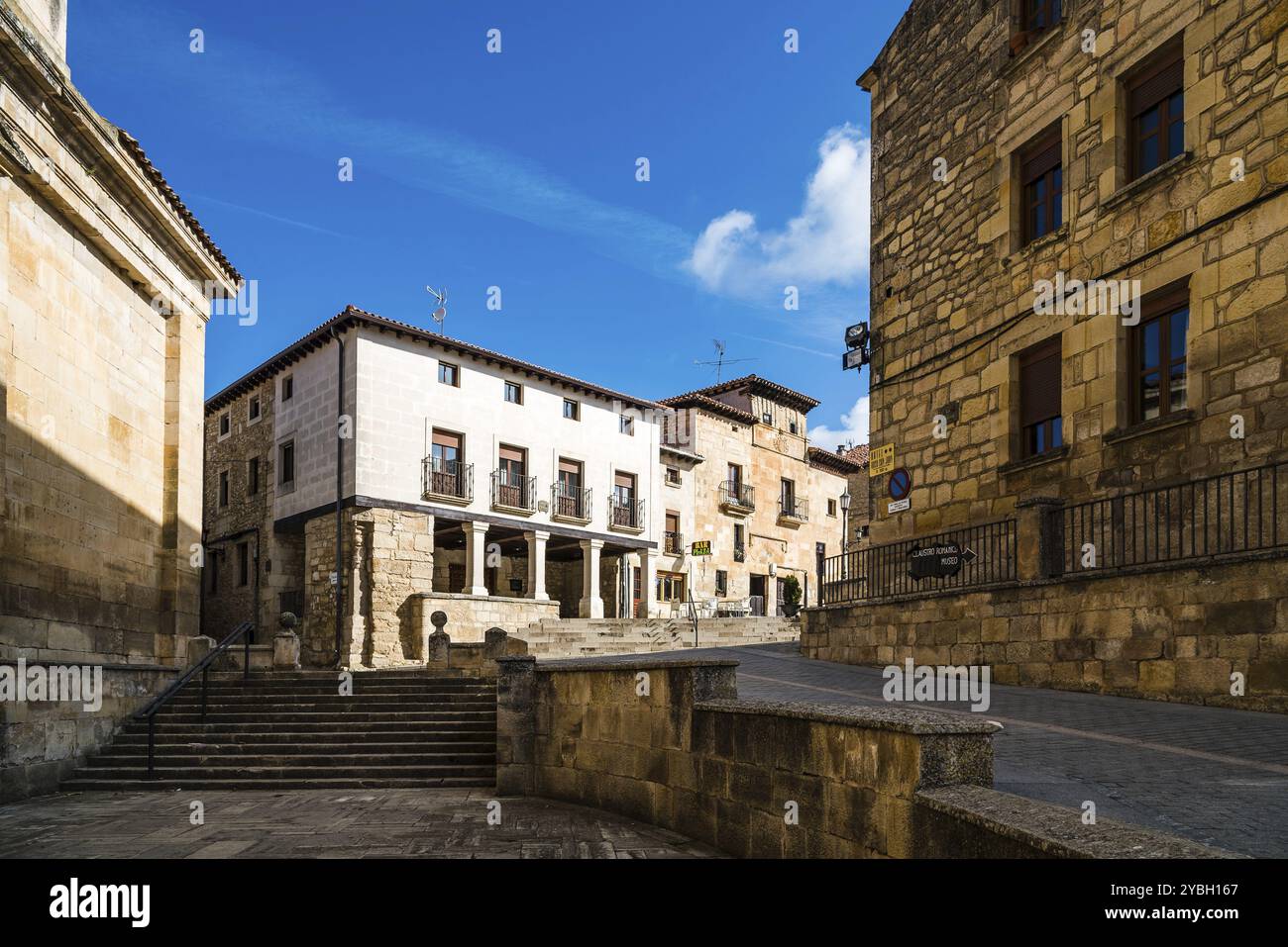 Santo Domingo de Silos, Spanien, 16. April 2019: Malerischer Blick auf das alte traditionelle Dorf in Burgos, Kastilien und Leon, Europa Stockfoto