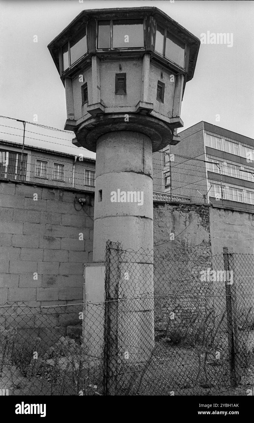 Deutschland, Berlin, 25.09.1991, ehemaliges Stasi-Gebäude in Hohenschoenhausen, ehemaliges Stasi-Gefängnis Hohenschoenhausen, Wachturm, Europa Stockfoto