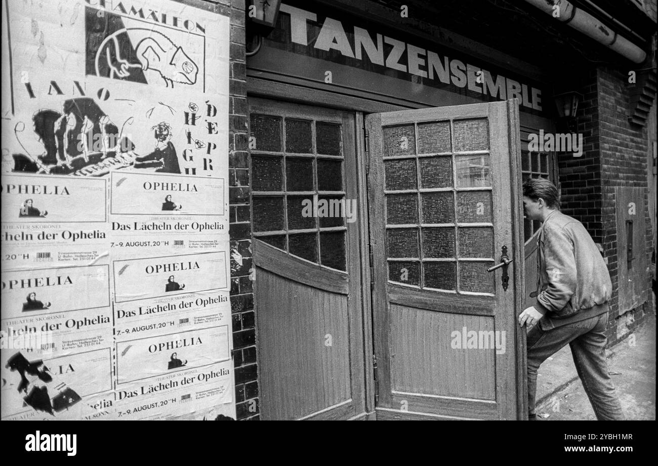 Deutschland, Berlin, 11.08.1991, Variete Chamaeleon, in der Hackesche Hoefe, Eingang: Tanzensemble (der DDR), Europa Stockfoto
