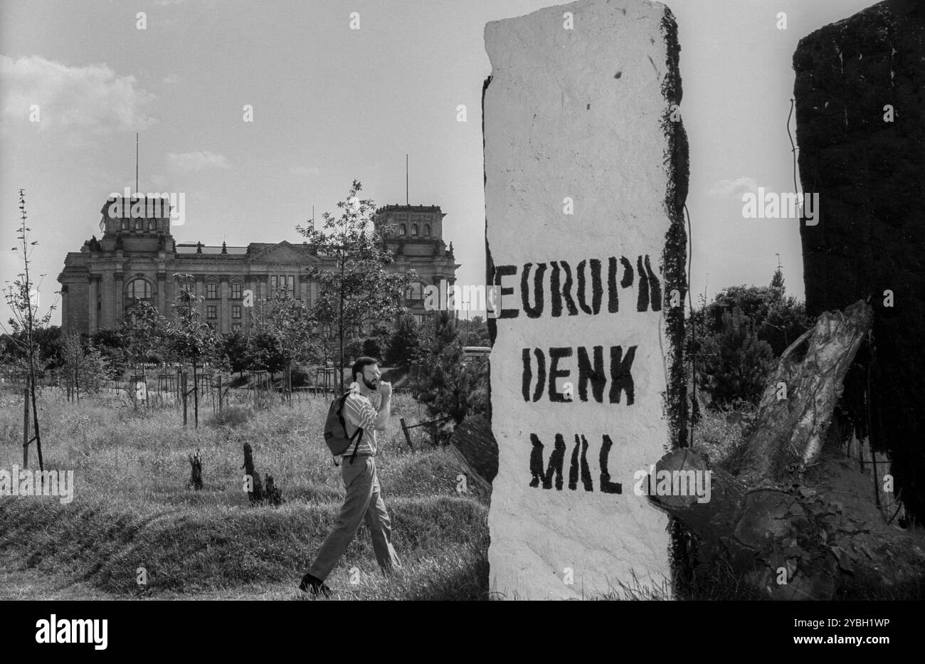 Deutschland, Berlin, 26. Juli 1991, Parlament der Bäume auf der Spreebogen gegenüber dem Reichstag, von Actionkünstler Ben Wagin, Reste der Mauer, Reichsta Stockfoto