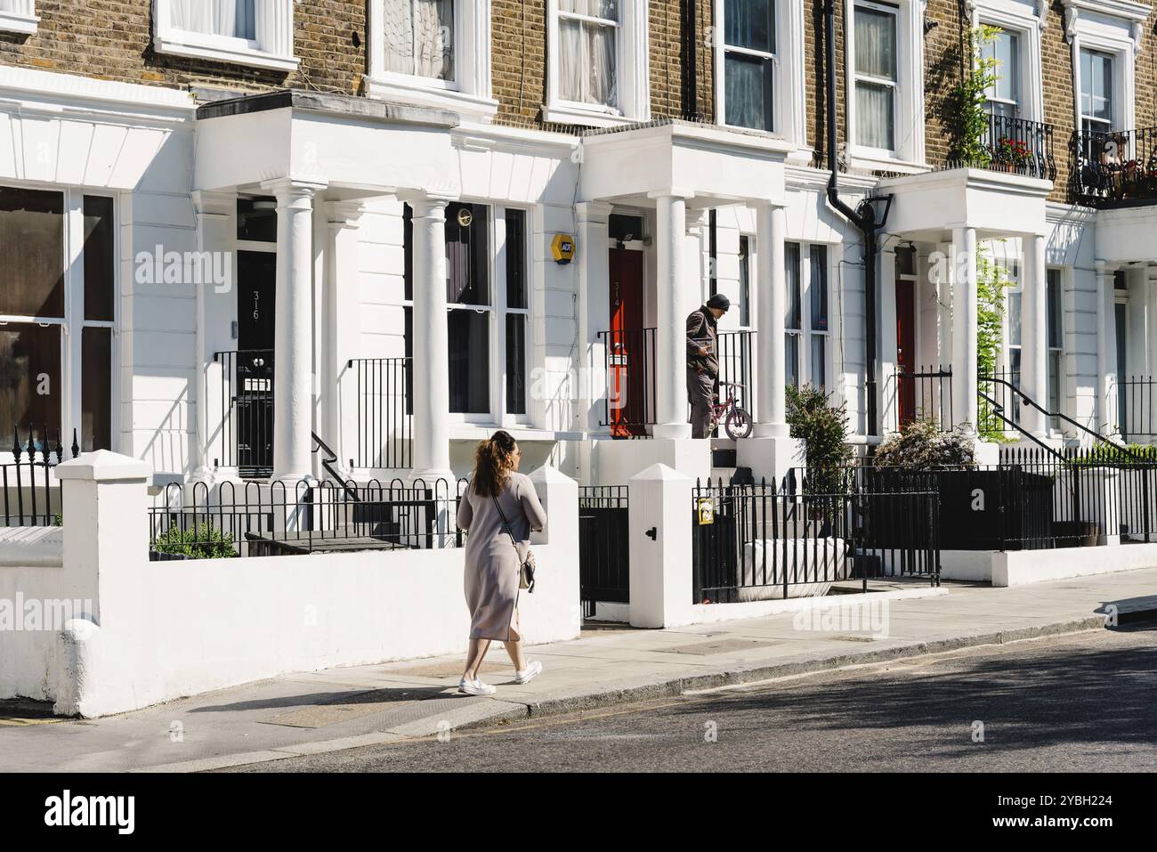 London, UK, 15. Mai 2019: Luxuriöse englische viktorianische Häuser in Notting Hill, einem Bezirk in West London im Borough of Kensington and Chelsea Stockfoto