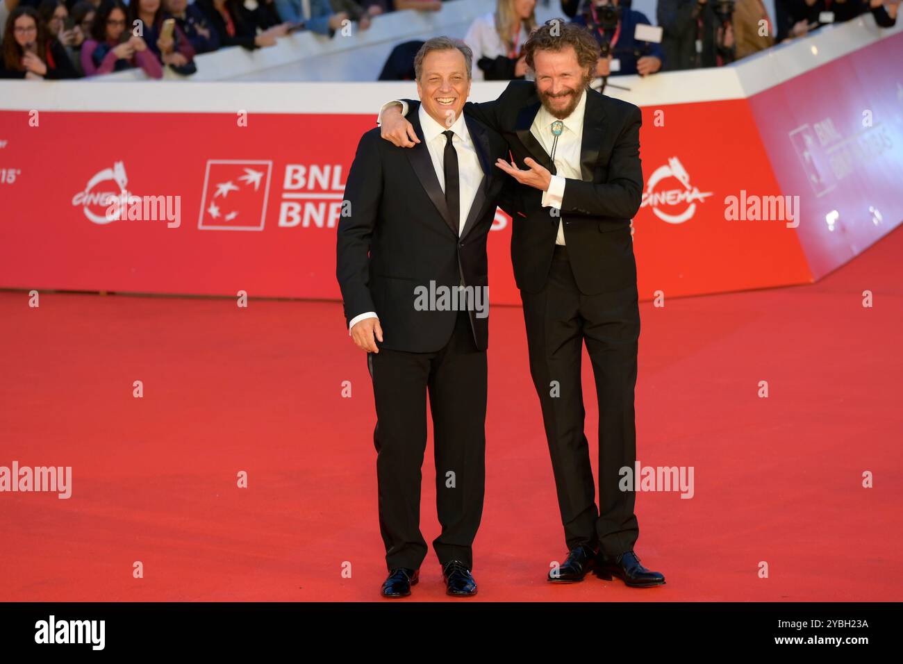 Rom, Italien. Oktober 2024. Gabriele Muccino (l) und Lorenzo Jovanotti (r) besuchen den roten Teppich des Films „Fino alla Fine“ beim Rome Film fest 2024 im Auditorium Parco della Musica. Quelle: SOPA Images Limited/Alamy Live News Stockfoto