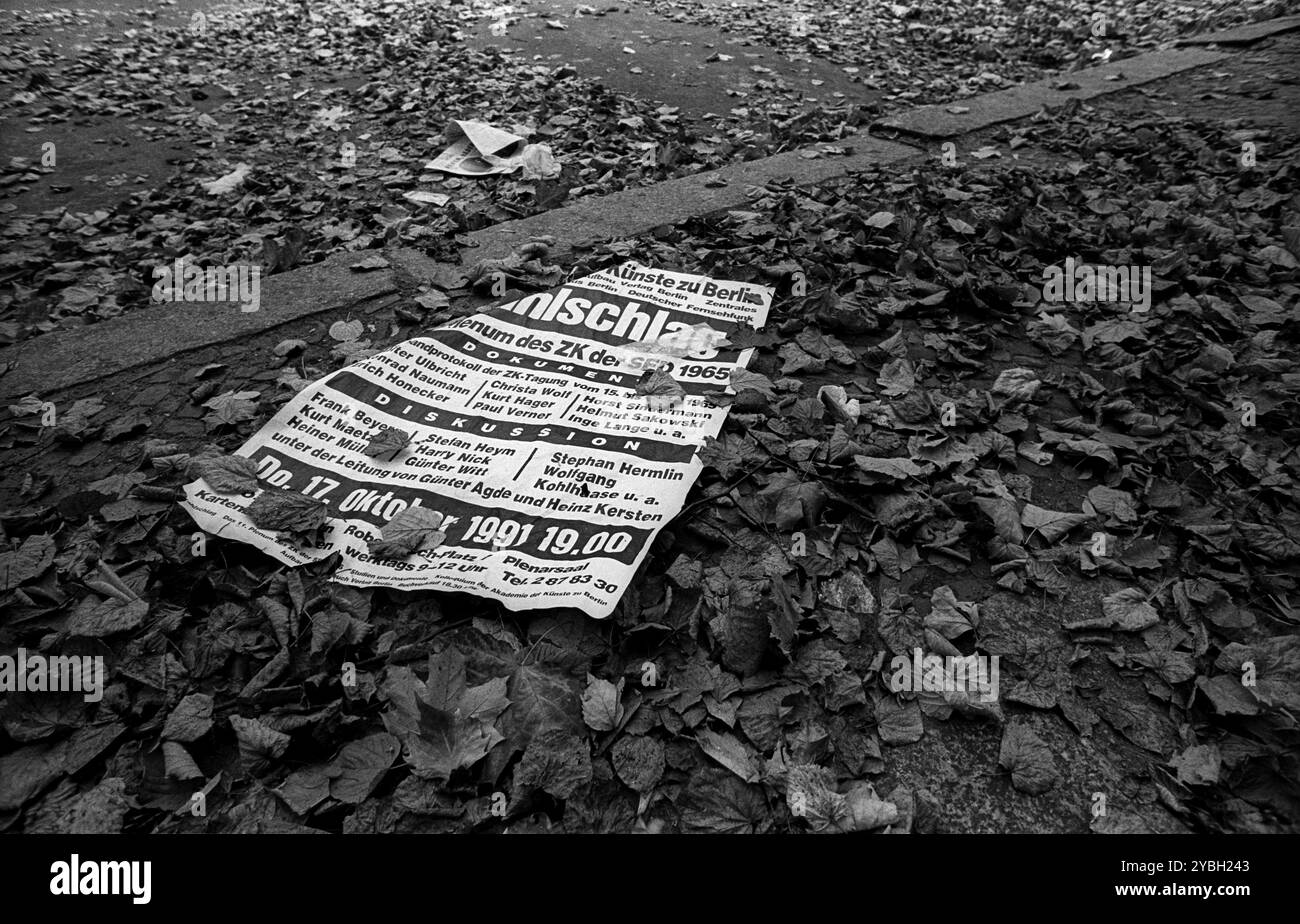 Deutschland, Berlin, 19. Oktober 1991, Poster im Laub:, Europa Stockfoto