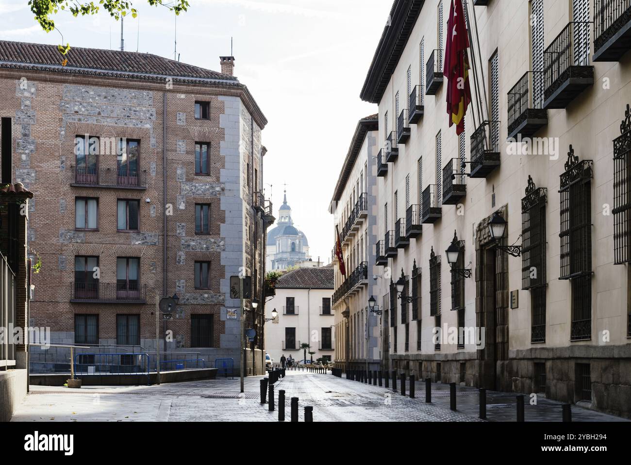 Madrid, Spanien, 1. November 2019: Sacramento Straße im historischen Zentrum von Madrid. Madrid de los Austrias Viertel, Europa Stockfoto