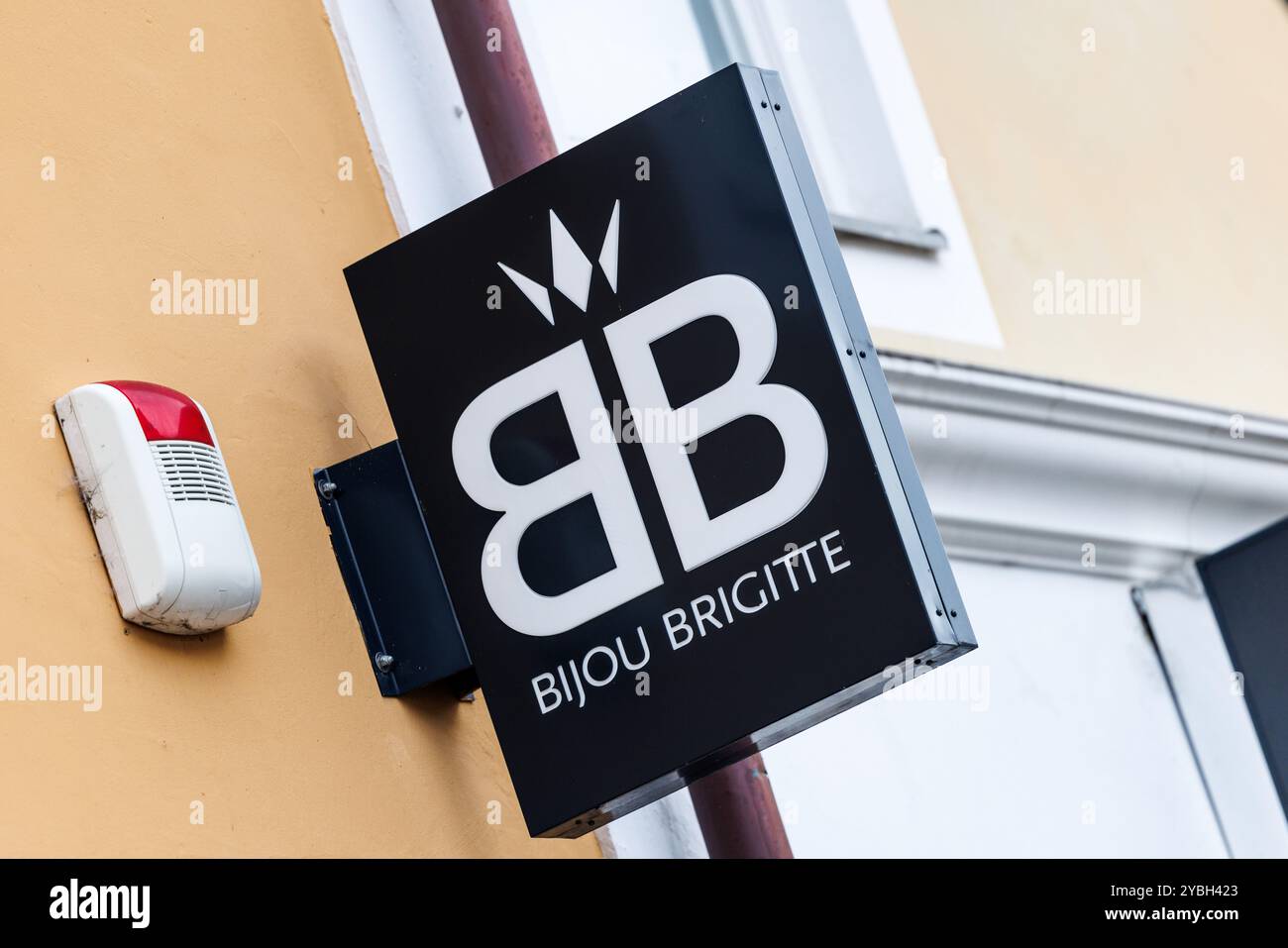 Garmisch Partenkirchen, Deutschland. Oktober 2024. Das Logo von Bijou Brigitte, einem Anbieter von Modeschmuck und Modeaccessoires, ist in einem Geschäft der Marke im Stadtzentrum von Garmisch-Partenkirchen (Bayern) zu sehen. Die Firma Bijou Brigitte modische Accessoires AG bietet in ihren Geschäften hauptsächlich Modeschmuck an, aber auch Kinderschmuck und hochwertigeren Schmuck wie echten Silberschmuck, eine Edelstein- und Bernsteinkollektion sowie eine Reihe von Mineralien und Fossilien. Quelle: Matthias Balk/dpa/Alamy Live News Stockfoto