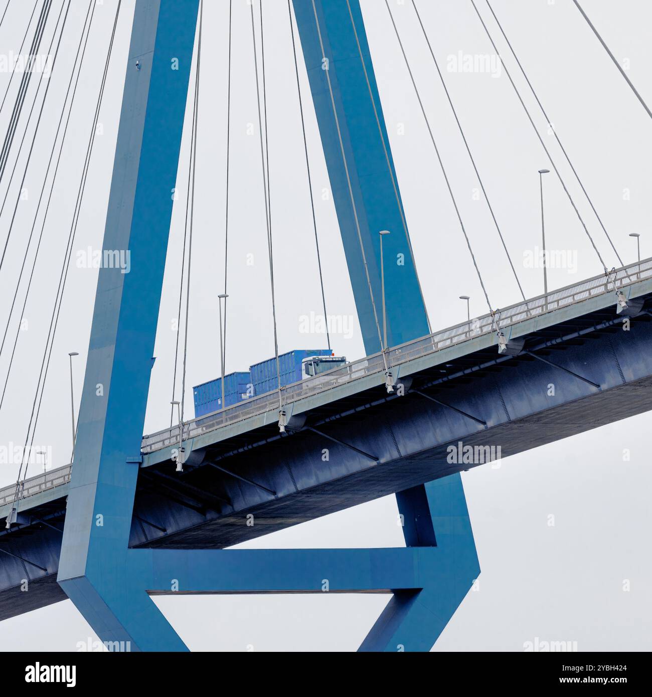 Hamburg, Deutschland. Oktober 2024. Die 1974 eröffnete Köhlbrandbrücke überspannt die Süderelbe im Hamburger Hafen. Aufgrund der hohen Wartungskosten und einer für Containerschiffe zu niedrigen Freiraumhöhe soll die Struktur durch eine neue ersetzt werden. Quelle: Markus Scholz/dpa/Alamy Live News Stockfoto