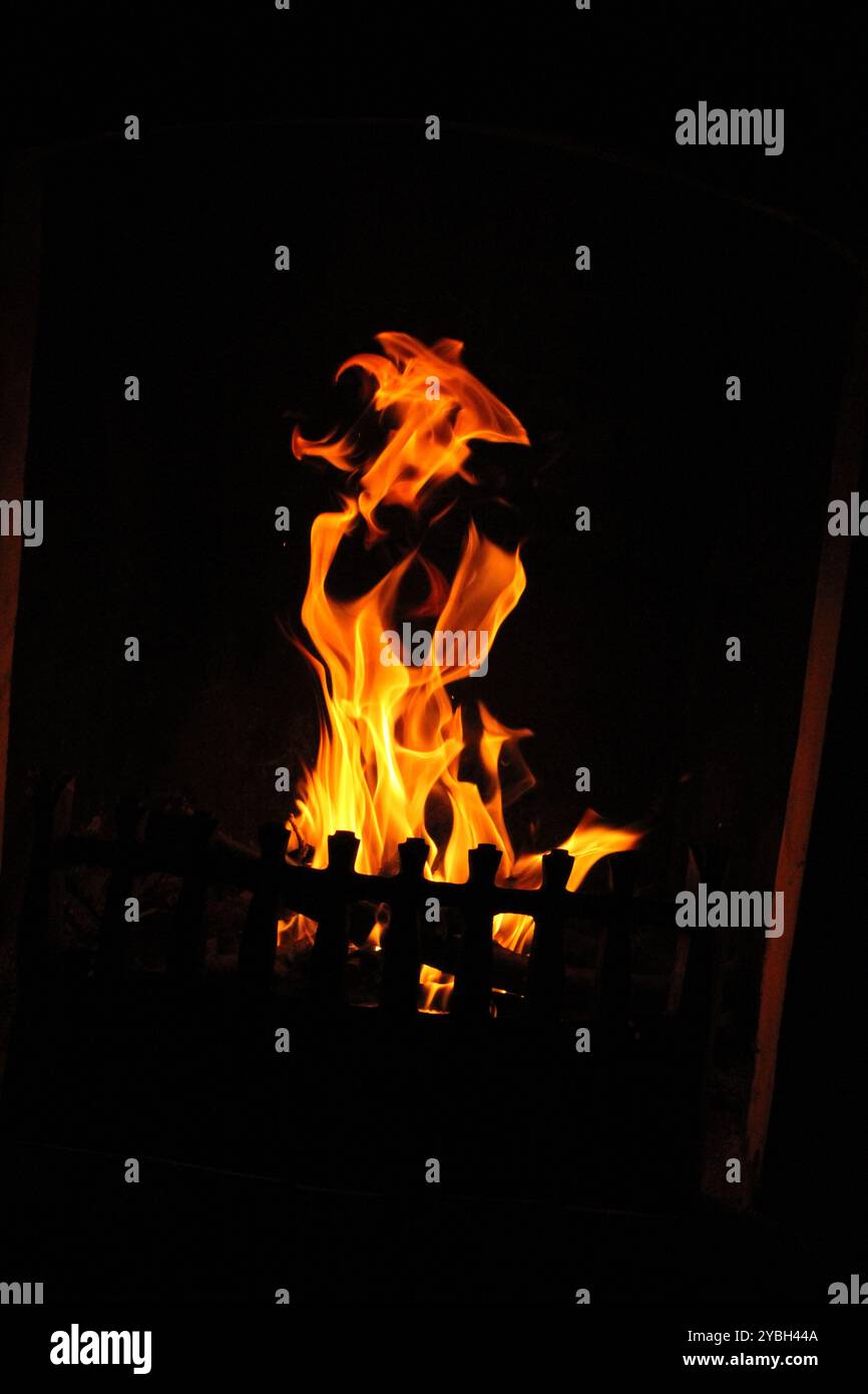 Das Feuer im Kamin brennt, füllt den Raum mit Wärme und schafft eine gemütliche Atmosphäre. Stockfoto