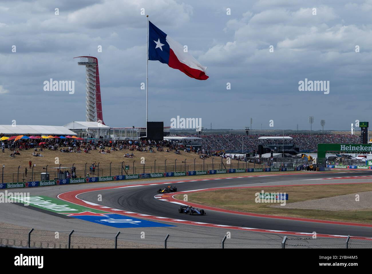 Franco Colapinto (Williams Racing, Argentinien, #43), Max Verstappen (Oracle Red Bull Racing, Niederlande, #01) unter Cota Tower und Texas Flagge, USA, Formel 1 Weltmeisterschaft, Pirelli Grand Prix der Vereinigten Staaten von Amerika, Circuit of the Americas Austin, Freies Training, 18.10.2024 Foto: Eibner-Pressefoto/Michael Memmler Stockfoto