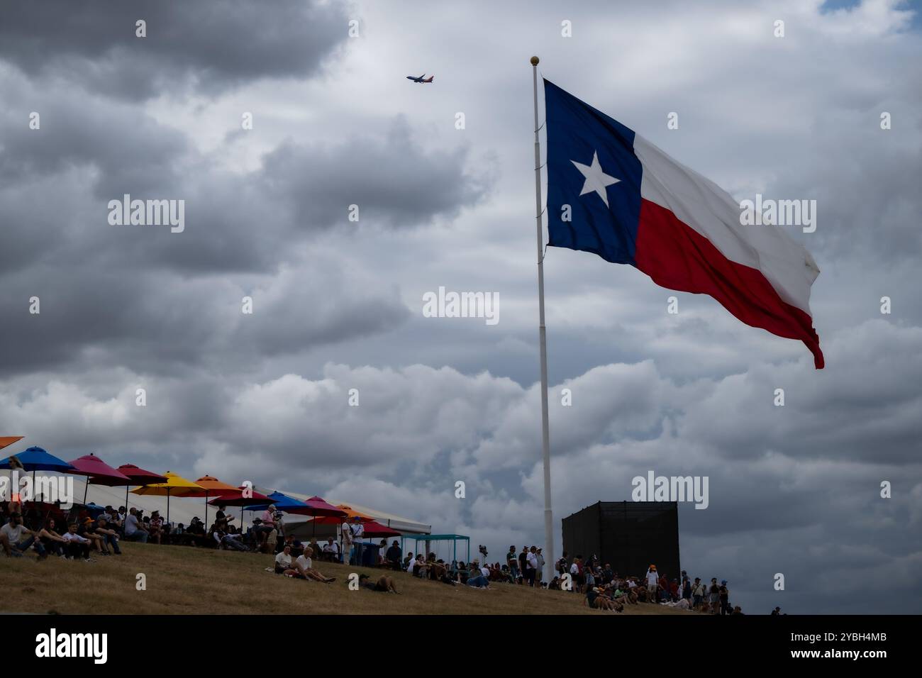 Symbolbild / Themenfoto Texas Flagge, dahinter Flugzeug der Airline Southwest, USA, Formel 1 Weltmeisterschaft, Pirelli Grand Prix der Vereinigten Staaten von Amerika, Circuit of the Americas Austin, Freies Training, 18.10.2024 Foto: Eibner-Pressefoto/Michael Memmler Stockfoto