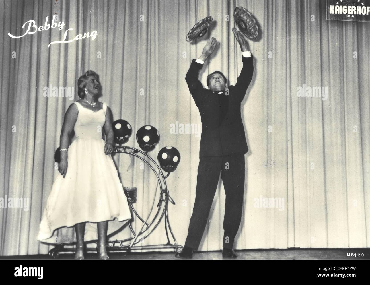 Bobby lang Jongleur mit Assistent Stockfoto