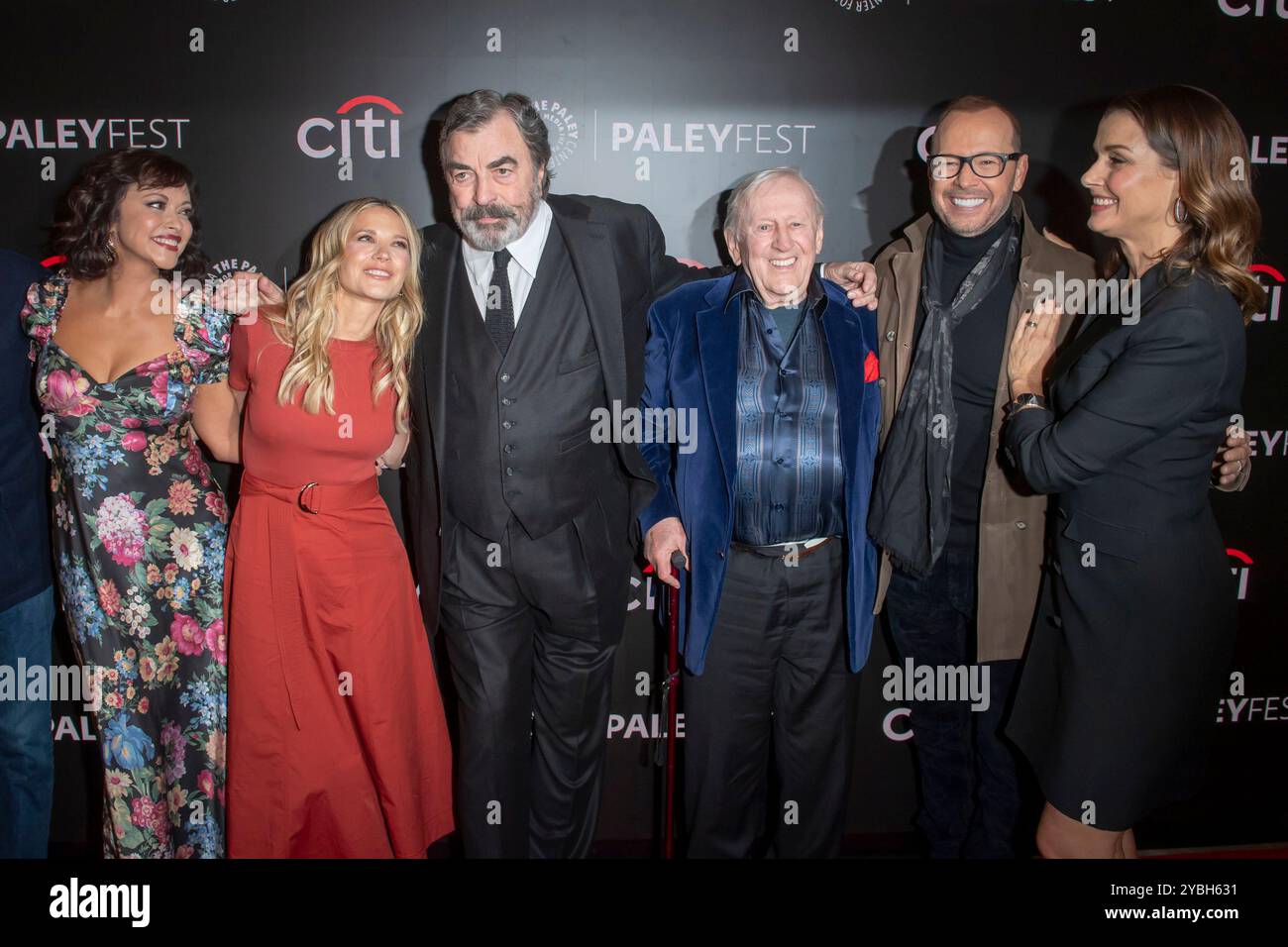 New York, Usa. Oktober 2024. Marisa Ramirez, Vanessa Ray, Tom Selleck, Len Cariou, Donnie Wahlberg, und Bridget Moynahan besuchen die Blue Bloods während des PaleyFest 2024 im Paley Museum in New York, New York, USA, am 17. Oktober 2024. (Foto von Thenews2/NurPhoto) Credit: NurPhoto SRL/Alamy Live News Stockfoto