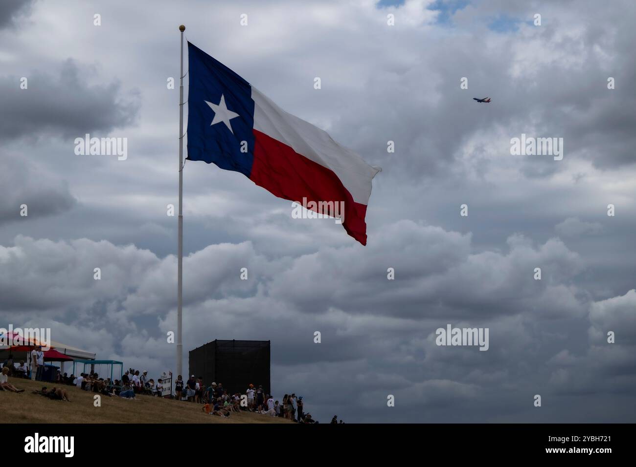 Austin, Vereinigte Staaten. Oktober 2024. Symbolbild/Themenfoto Texas Flagge, dahinter Flugzeug der Airline Southwest, USA, Formel 1 Weltmeisterschaft, Pirelli Grand Prix der Vereinigten Staaten von Amerika, Circuit of the Americas Austin, Freies Training, 18.10.2024 Foto: Eibner-Pressefoto/Michael Memmler Credit: dpa/Alamy Live News Stockfoto