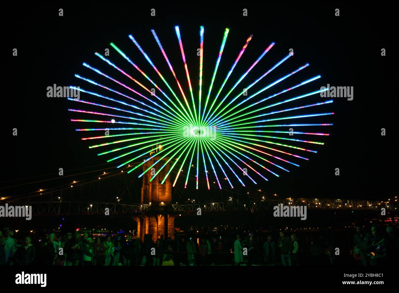 Cincinnati, Oh, Usa. Oktober 2024. Zuschauer und Teilnehmer werden beim Blink Art and Light Festival 2024 in Cincinnati, Ohio, am 17. Oktober 2024 gesehen. (Foto: Jason Whitman/NurPhoto) Credit: NurPhoto SRL/Alamy Live News Stockfoto