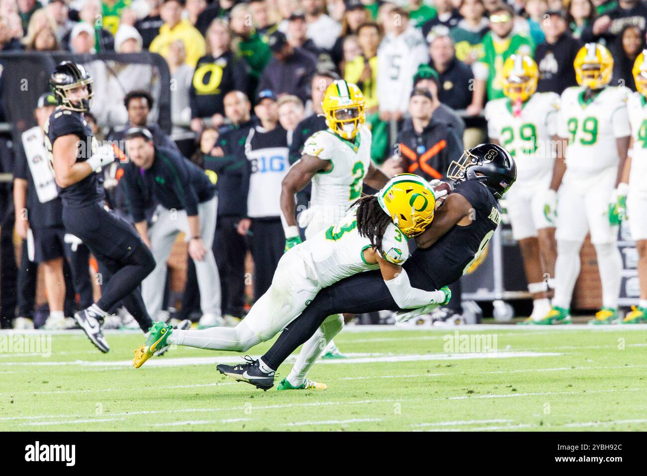 18. Oktober 2024: Purdue Wide Receiver de'Nylon Morrissette (8) fängt den Ball als Oregon Defensive Back Brandon Johnson (3) während der NCAA-Fußballspiele zwischen den Oregon Ducks und den Purdue Boilermakers im Ross-Ade Stadium in West Lafayette, Indiana. John Mersits/CSM/SIPA USA. (Kreditbild: © John Mersits/Cal Sport Media/SIPA USA) Credit: SIPA US/Alamy Live News Stockfoto
