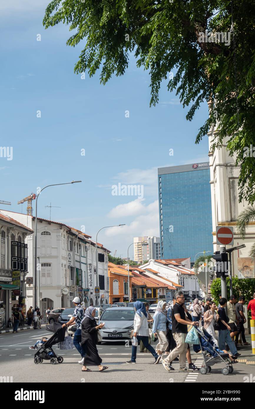 Menschen, die die Straße überqueren, Cross of North Bridge Rd & Arab Street, Singapur Stockfoto