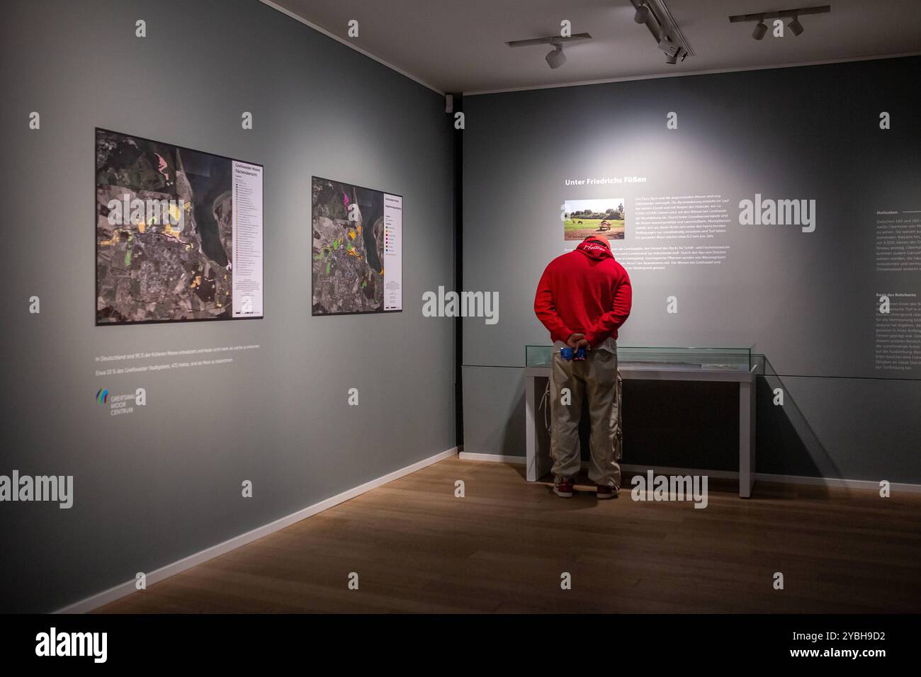 Blick in die aktuelle Sonderausstellung Caspar David Friedrich. Heimat im Pommerschen Landesmuseum Greifswald. Das Moor Centrum hat einen Teil zur Ausstellung beigetragen. Ein Bohrkern war an der Stelle der Wiesen bei Greifswald entnommen und ausgestellt. GER, Sonderausstellung, Caspar David Friedrich - Heimat, CDF, Pommersches Landesmuseum, PLM, Greifswald, Kunst, Kultur, Ausstellung *** Blick auf die aktuelle Sonderausstellung Caspar David Friedrich Heimat im Pommerschen Landesmuseum Greifswald das Moor Centrum hat zur Ausstellung beigetragen Ein Bohrkern wurde von der Stelle des Museums entnommen Stockfoto