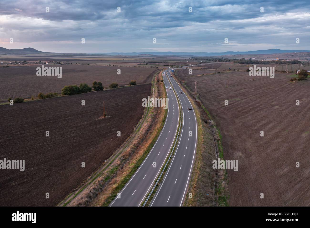 Luftaufnahme eines Autos auf der Autobahn in Burgas, Bulgarien Stockfoto