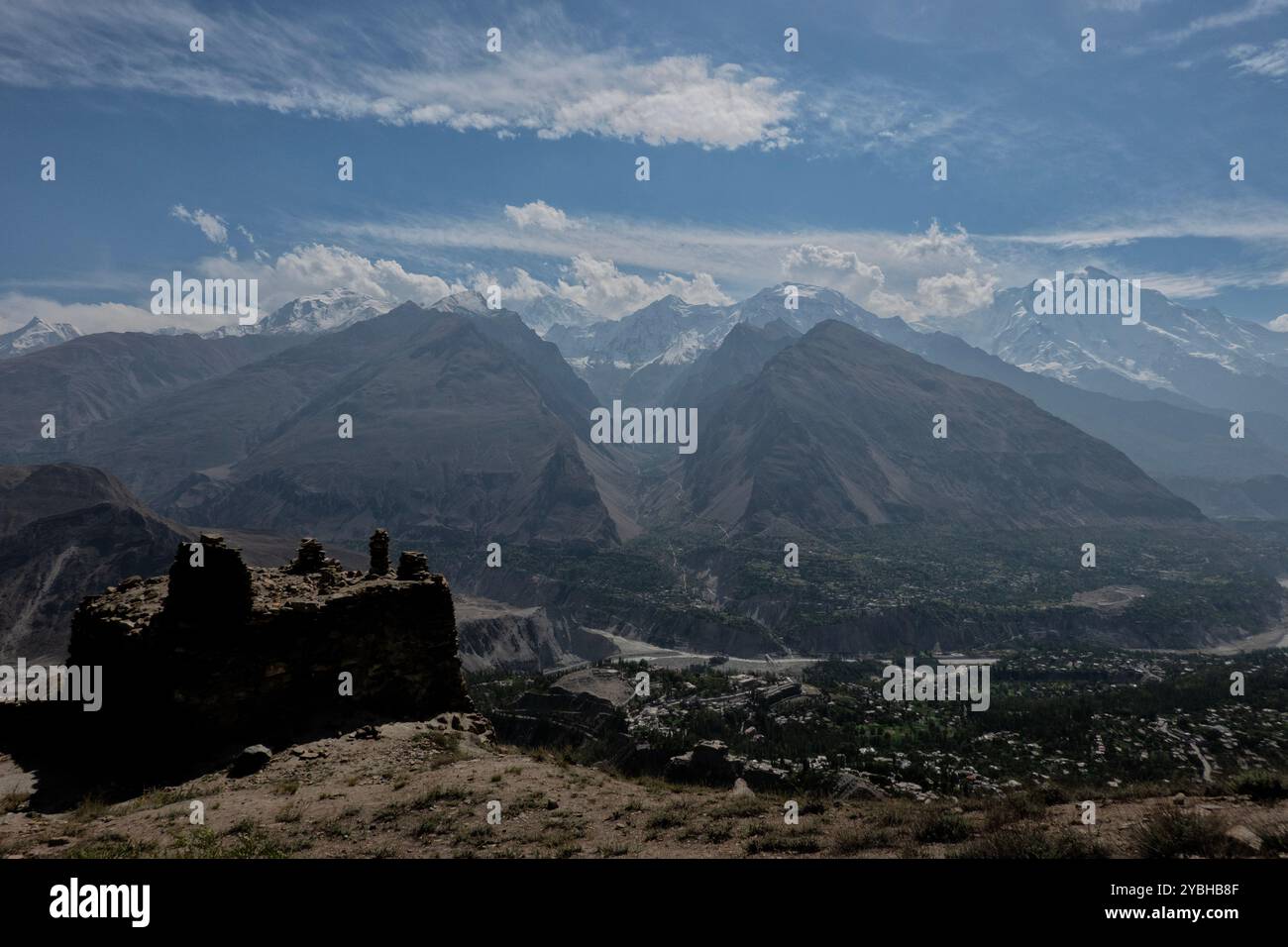 Queen Victoria Memorial Ruinen und Blick auf Hunza, Karimabad, Hunza, Gilgit-Baltistan, Pakistan Stockfoto