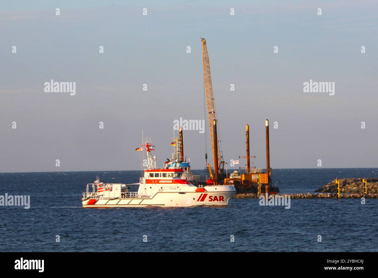 Der Seenotrettungskreuzer NIS Randers nimmt am Mittwoch 16.10.2024 im Ostseebad Prerow Vorpommern Rügen zur Einweihung der längsten Seebrücke im Ostseeraum u. den neuen örtlichen Inselhafen Kurs auf seine Anlegestelle. Der Hafen entstand als Ersatzhafen für den Nothafen darßer Ort der mittlerweile geschlossen wurde. Dieser Krieg in den zurückliegenden Jahren immer wieder versandet und muss ausgebaggert werden. Dadurch waren in regelmäßigen Abständen hohe Kosten entstanden. Infolge hatte sich das Land MV dazu entschlossen, am Standort der örtlichen Seebrücke einen Neubau zu errichten. Zu diesem Stockfoto