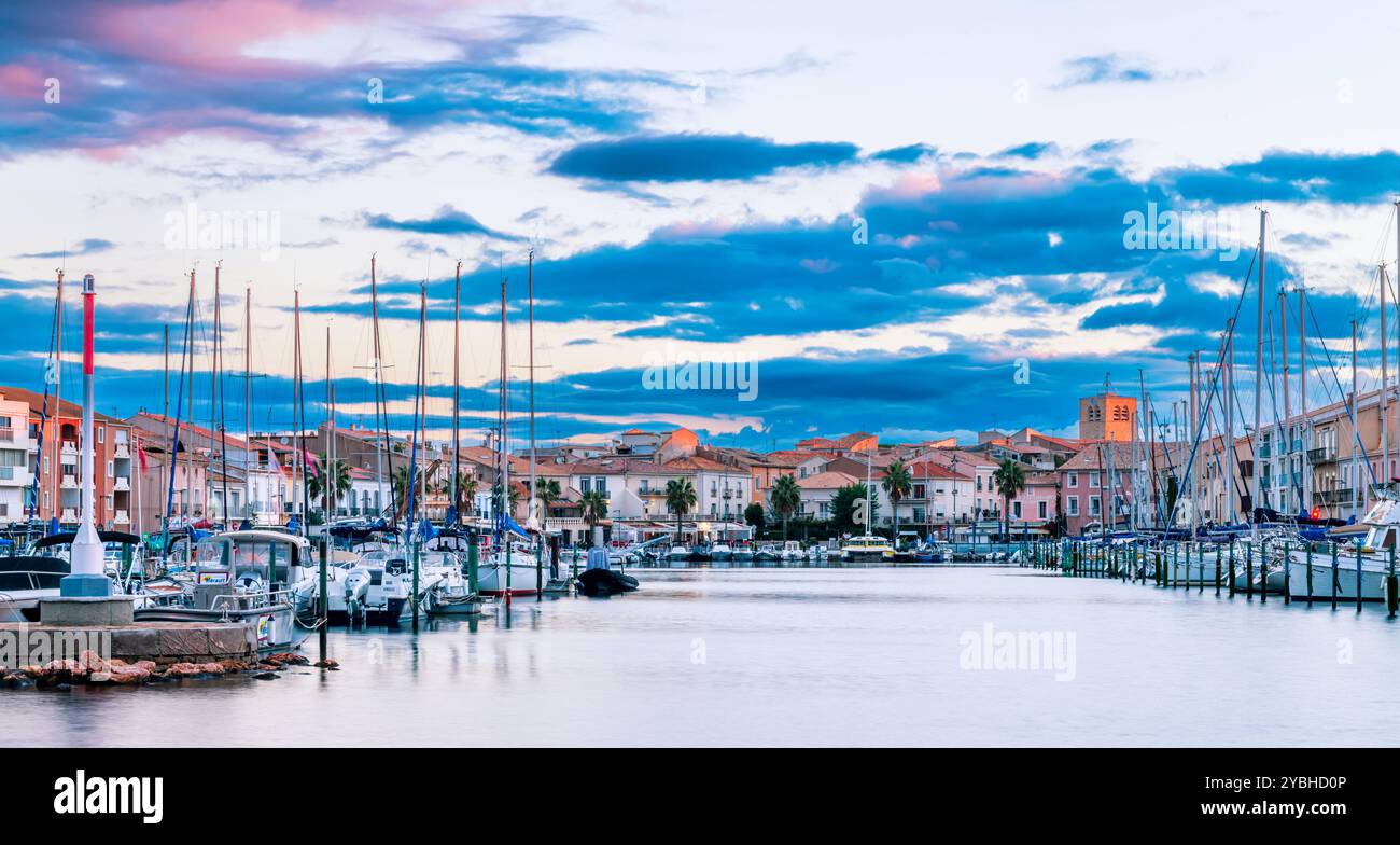 Sonnenaufgang zur goldenen Stunde, über dem Hafen von Mèze, in Occitanie, Frankreich Stockfoto
