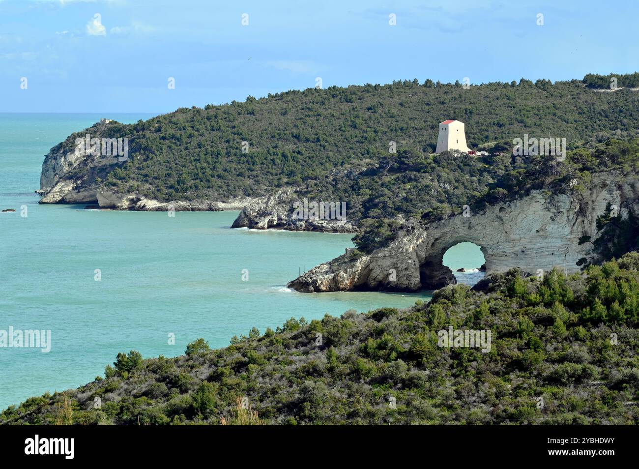Blick auf den Arch of San Felice in Gargano, Italien, und den Turm von San Felice, über ein blaues Meer Stockfoto