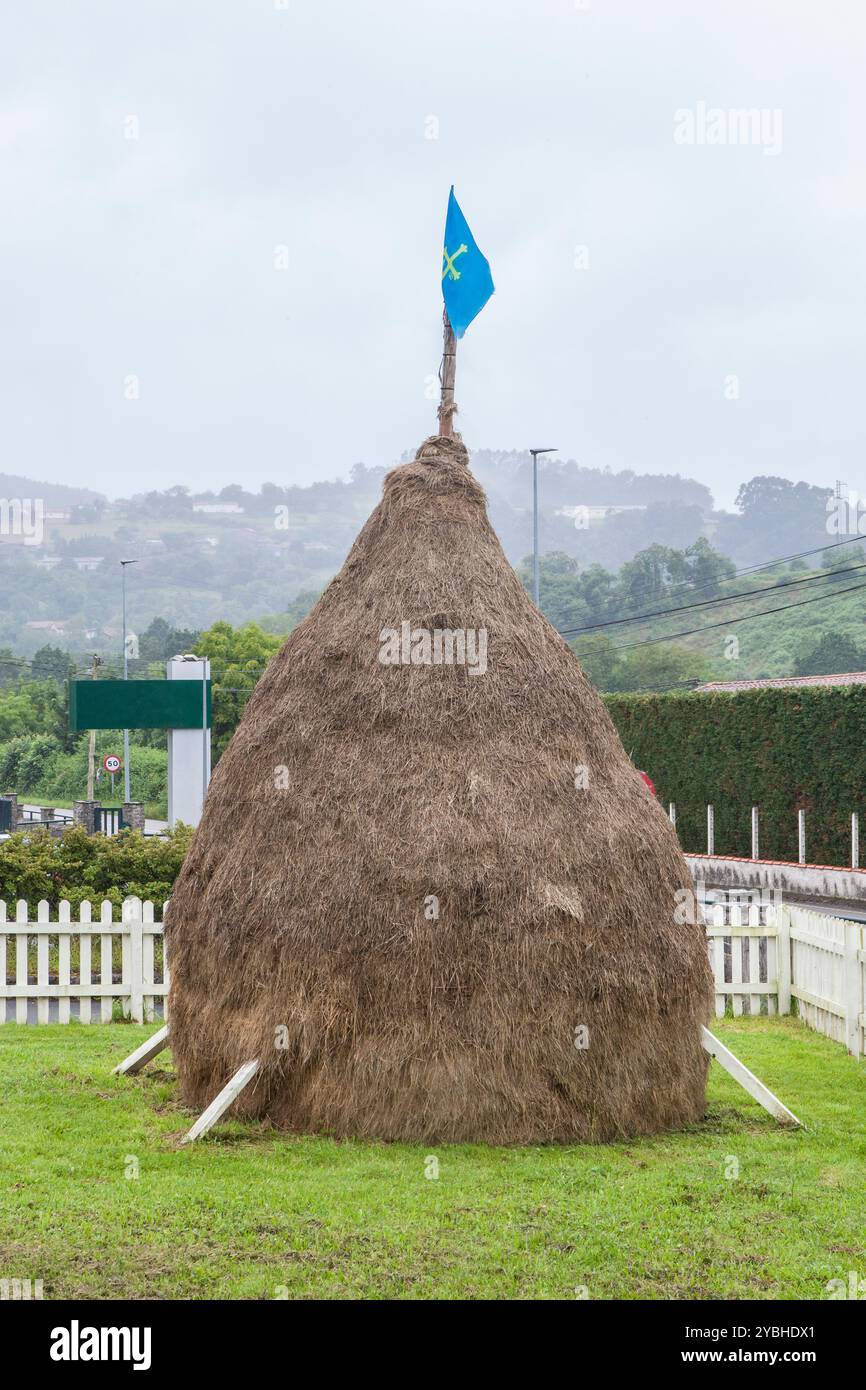 Traditionelles asturisches meda mit der Flagge des Fürstentums os Asturien Stockfoto