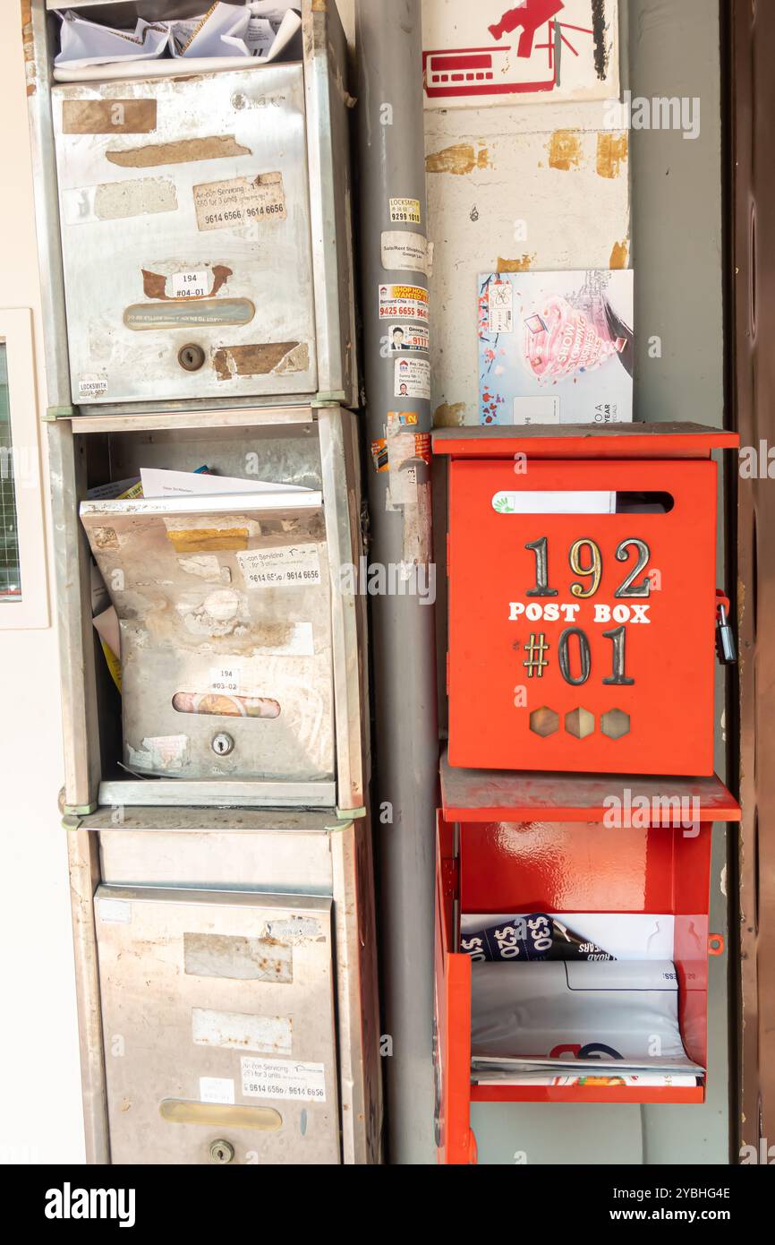 Briefkasten, Briefkästen - alt und neu im Gebäude im historischen Singapur Stockfoto