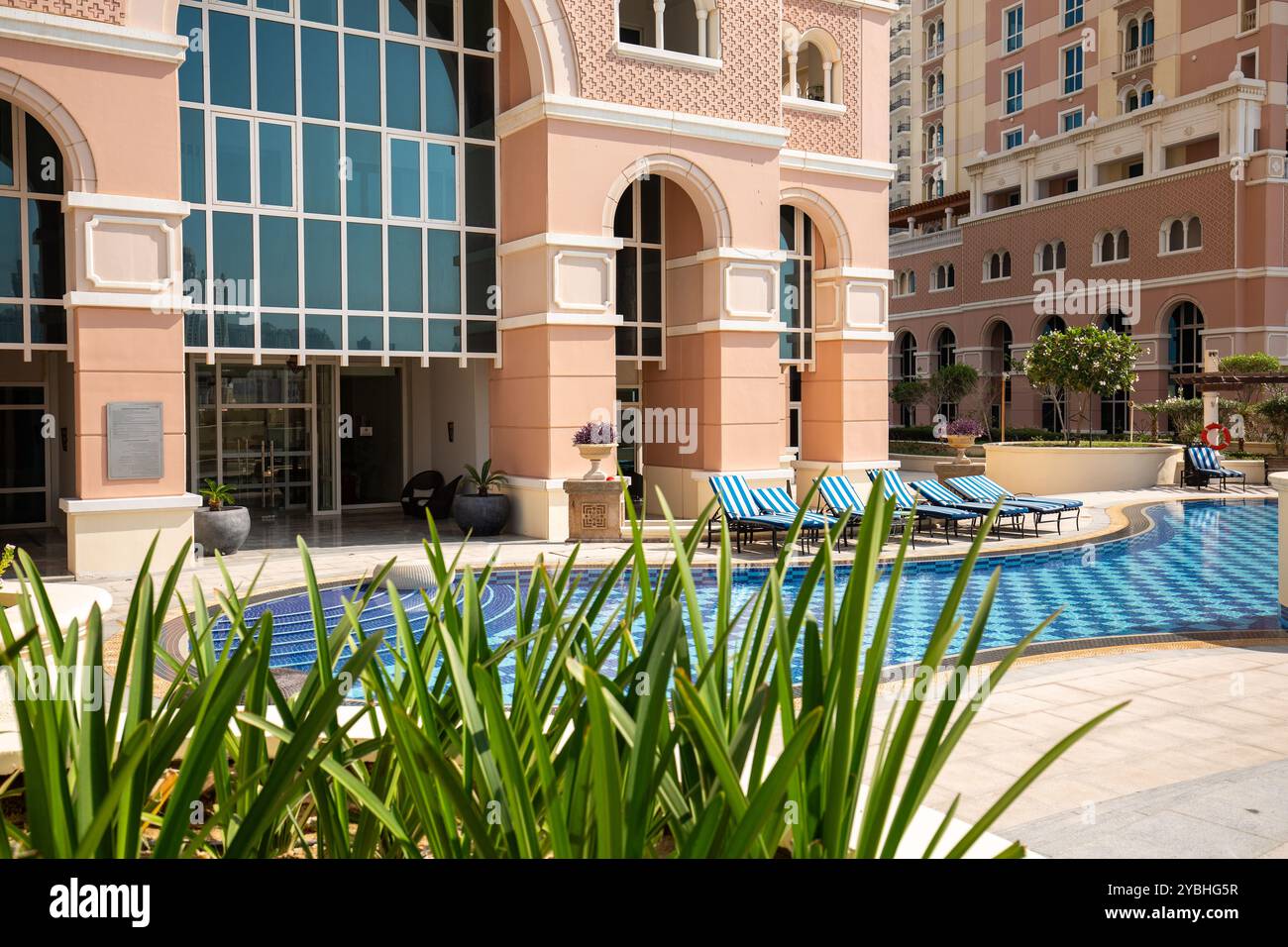 Blick auf das Apartment-Gebäude mit Schwimmbad in der Pearl Qatar, einer künstlichen Insel in Doha Stockfoto