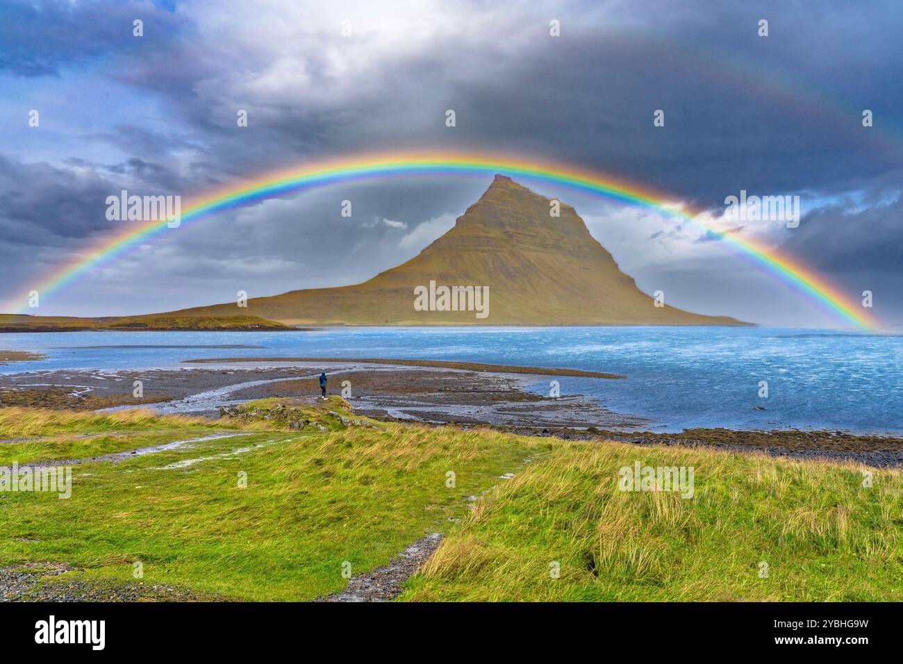 Der Kirkjufell-Berg und der atemberaubende Regenbogen in Snaefellsness Stockfoto