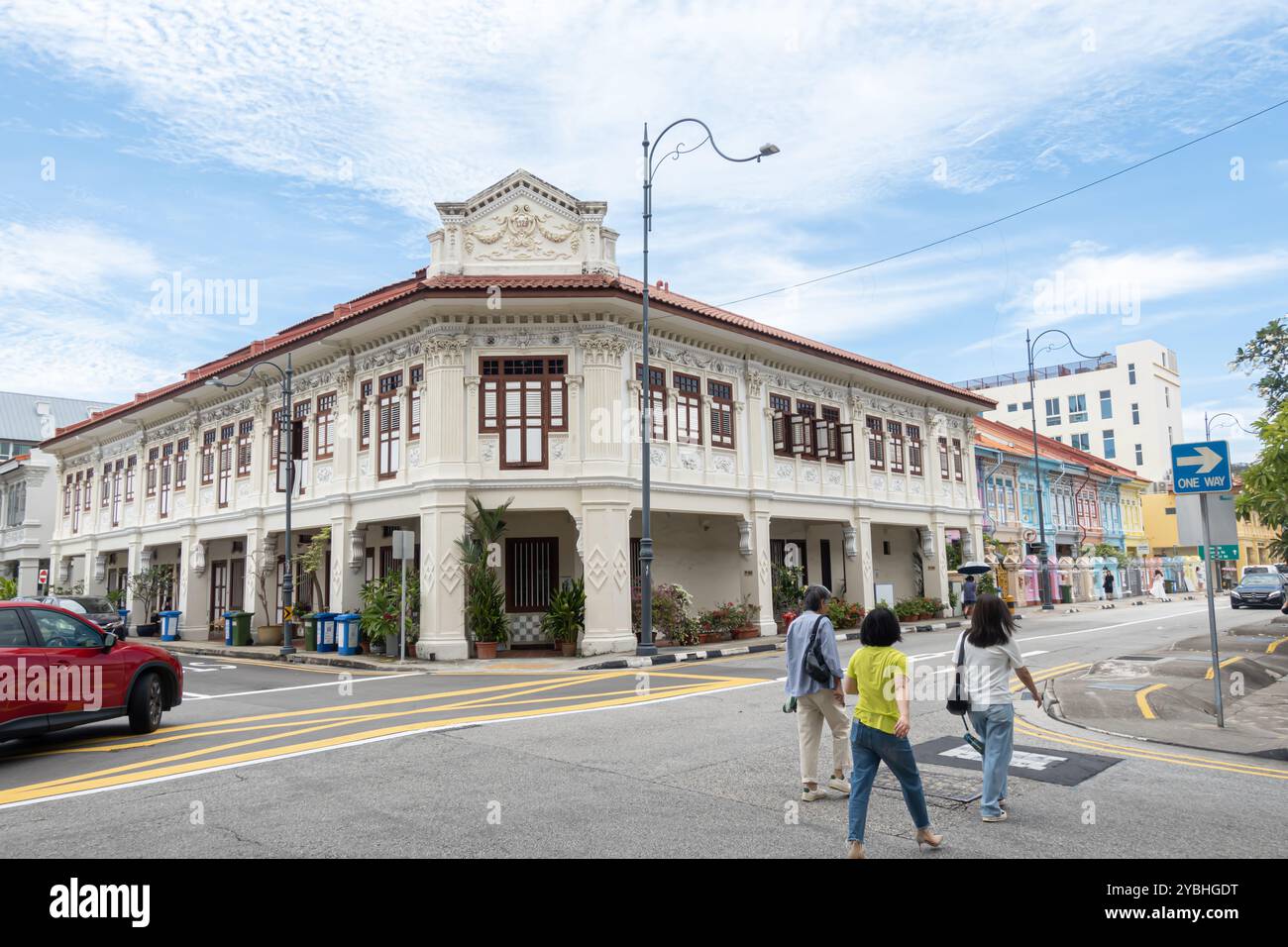 Menschen, die die Straße überqueren, in den Peranakan Häusern in Singapur, Katong-Joo Chiat, Koon Seng Road, Stockfoto