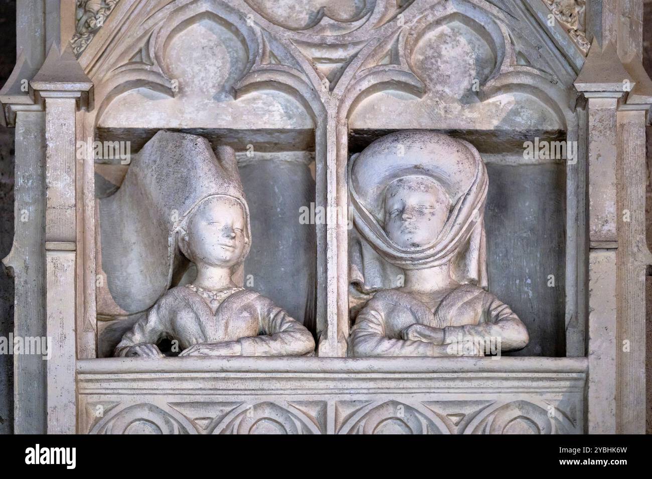 Frankreich, Cher, Bourges, Jaques Coeur Palace, der Südgaleryf ersetzt die Skulptur des Mantels, die das Leben edler Menschen darstellt Stockfoto