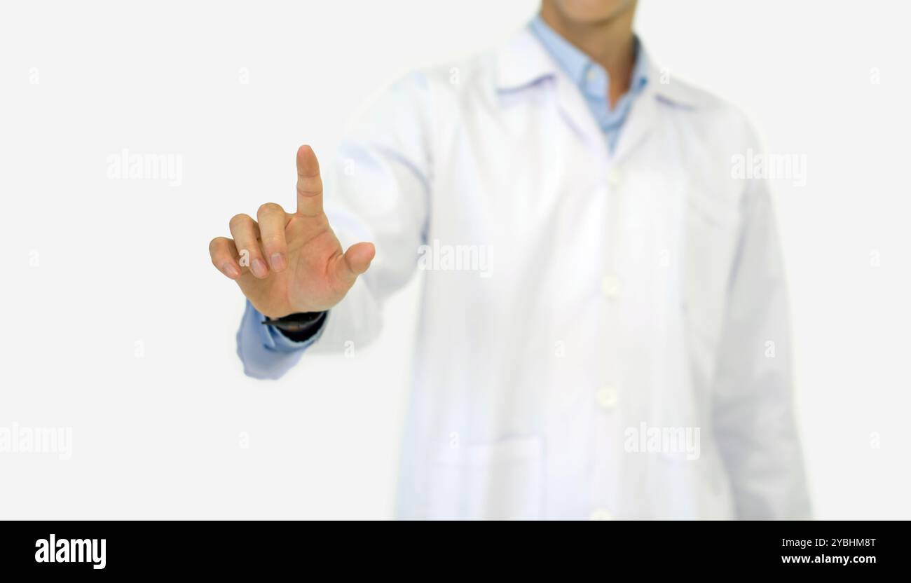 Ein Arzt in einem weißen Labormantel, der mit der Hand auf den Finger zeigt. Porträt auf weißem Hintergrund, Studioaufnahme. Stockfoto