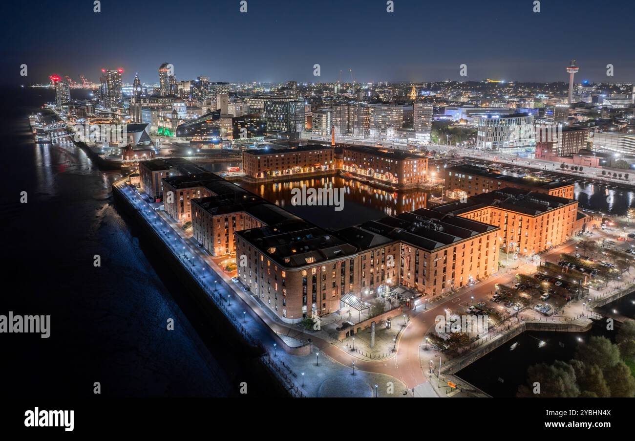 Royal Albert Dock Liverpool von oben bei Nacht, beleuchtet neben dem Fluss Mersey in Liverpool, Merseyside, England. Stockfoto
