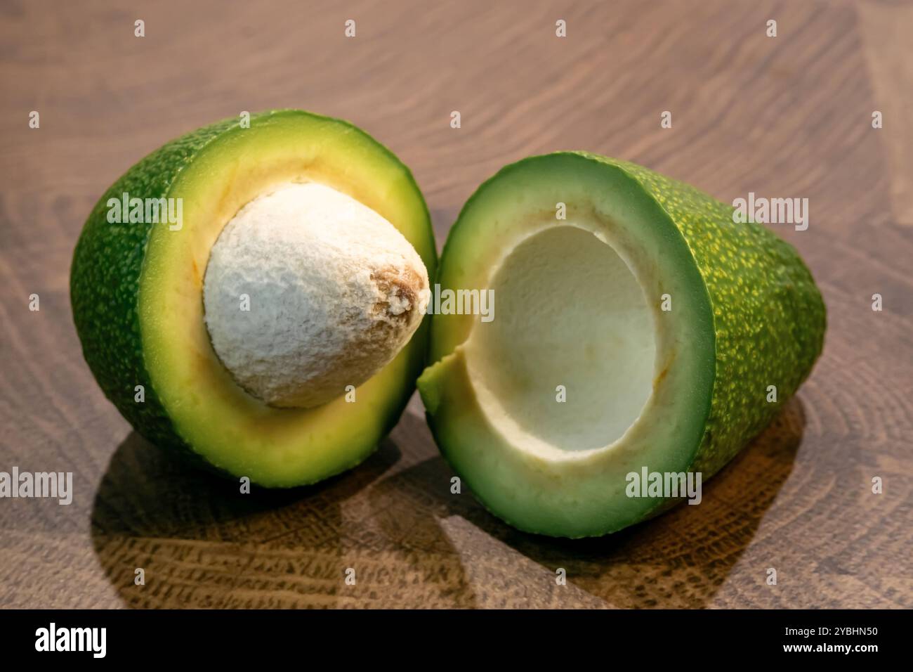 Frische Avocado mit halber Nahaufnahme Stockfoto