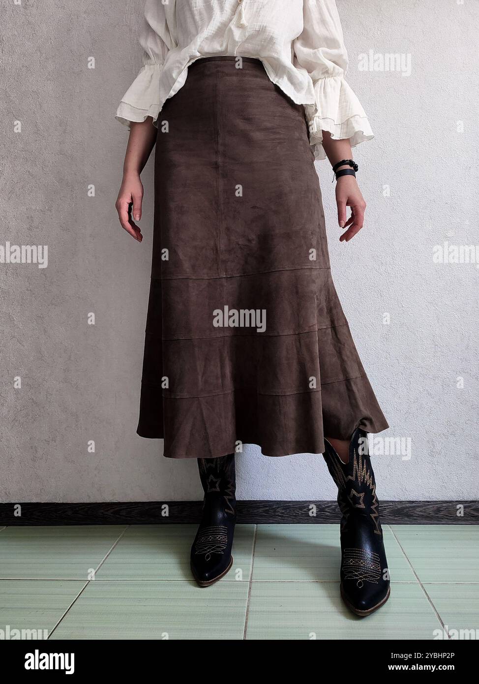 Retro-Outfit, Edler Vintage-Rock Aus Echtem Wildleder, Cowboy-Stiefel, Weiße Böhmische Bluse, Vorderansicht, Outfit-Details, anonyme Frau, Brown A Line Boho Patchwork Midi Rock, Kaffeerock Stockfoto