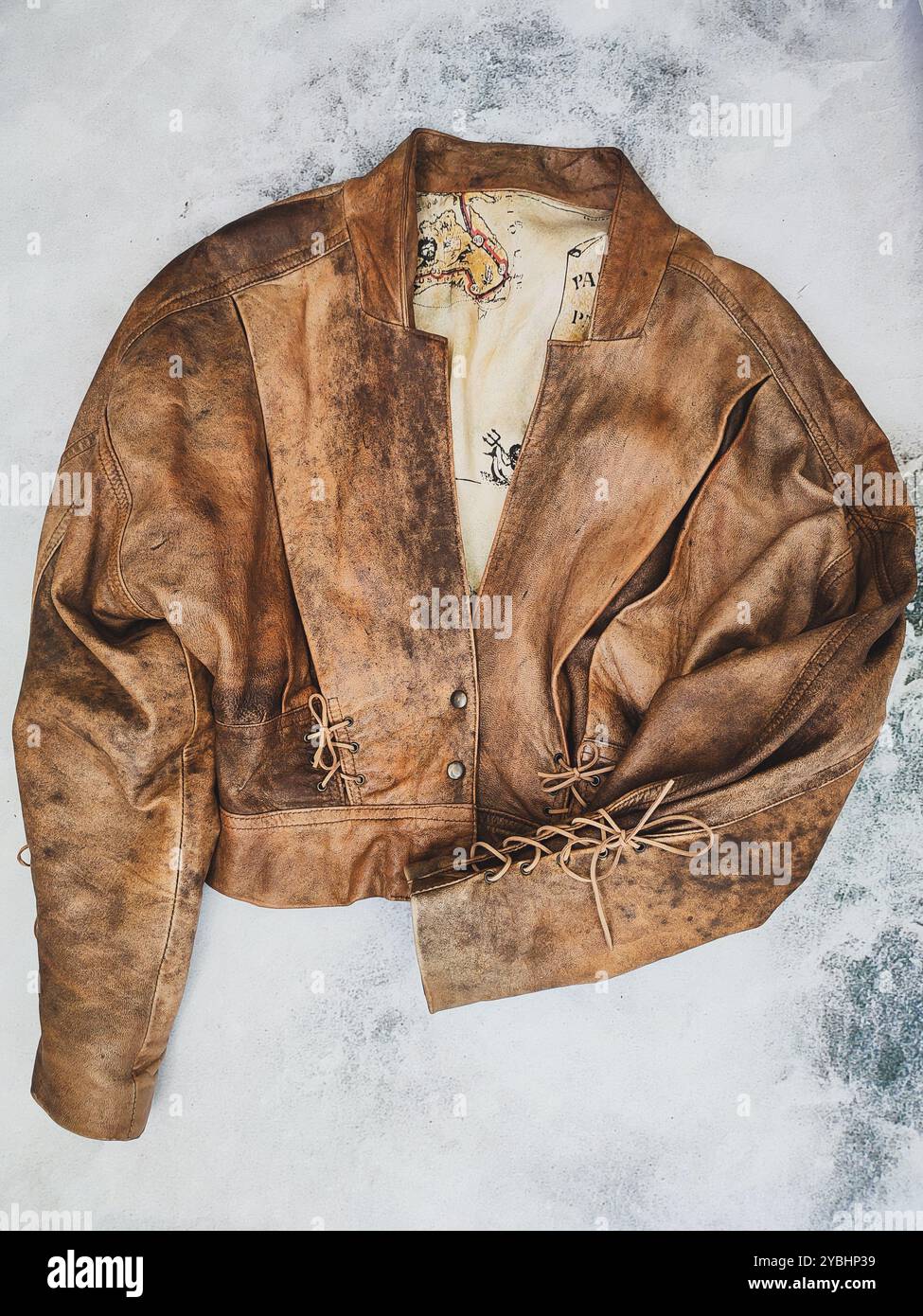 Braune Vintage Lederjacke, Grunge Cropped Distressed Jacke, Lederjacke Bolero, Schnürjacke Lederjacke 80er 90er Jahre, Vintage Damenkleidung, Retro-Bekleidung - Smartphone-aufgenommenes Stockfoto