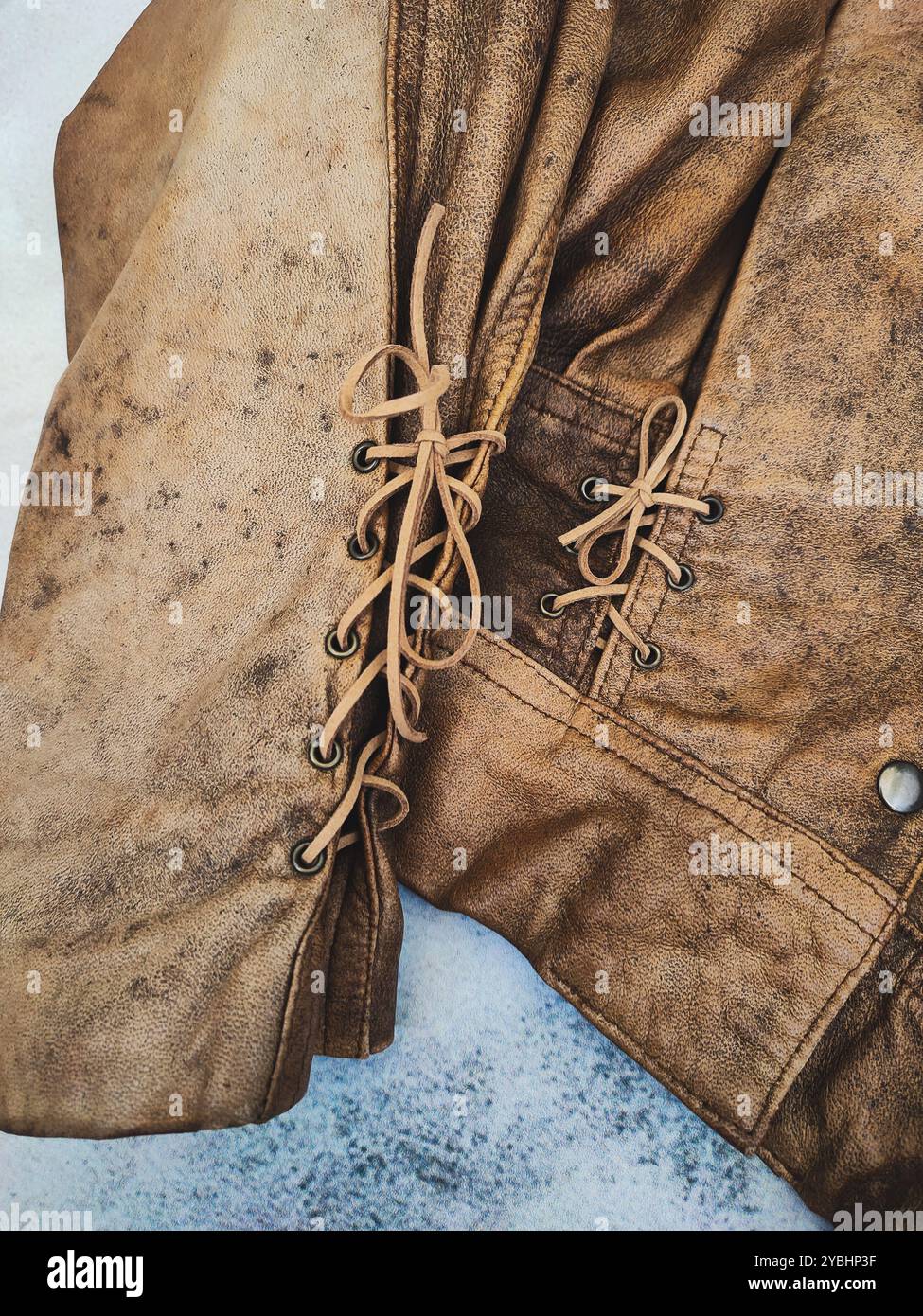 Braune Vintage Lederjacke, Grunge Cropped Distressed Jacke, Lederjacke Bolero, Schnürjacke Lederjacke 80er 90er Jahre, Vintage Damenkleidung, Retro-Bekleidung - Smartphone-aufgenommenes Stockfoto