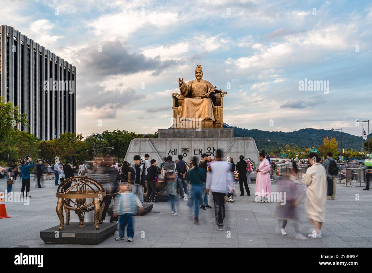 Seoul, Südkorea - 9. Oktober 2024 - Blick auf die Statue von König Sejong dem Großen vor wunderschönem Hintergrund bei Sonnenuntergang Stockfoto