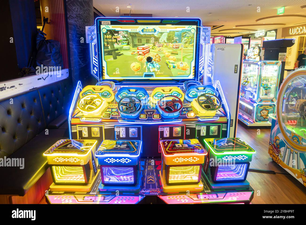 Mecha Flying Car Coin-Operated Racing 4-Personen Arcade Game Machine, i12 Katong Shopping Mall Singapur, Stockfoto