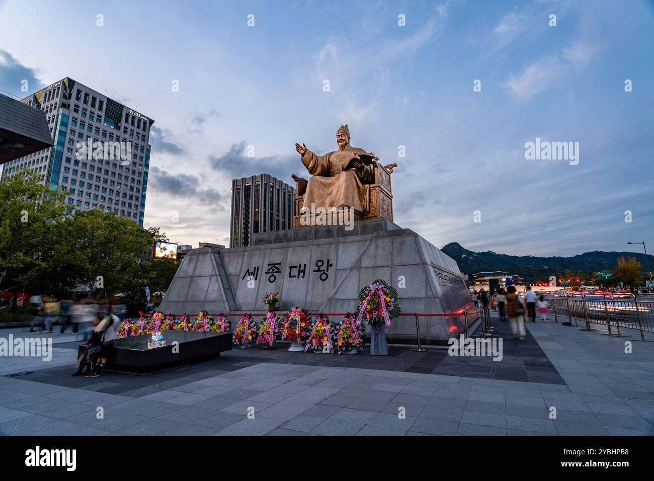 Seoul, Südkorea - 9. Oktober 2024 - Blick auf die Statue von König Sejong dem Großen vor wunderschönem Hintergrund bei Sonnenuntergang Stockfoto