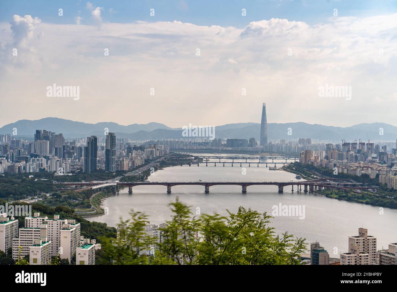 Seoul, Südkorea - 10. Oktober 2024 - Blick auf den Fluss Han und den Lotte World Tower an einem trüben Tag Stockfoto