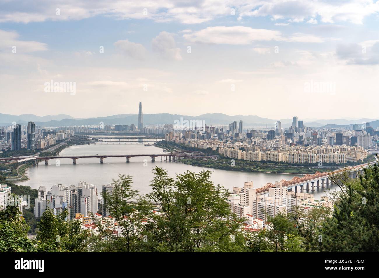 Seoul, Südkorea - 10. Oktober 2024 - Blick auf den Fluss Han und den Lotte World Tower an einem trüben Tag Stockfoto