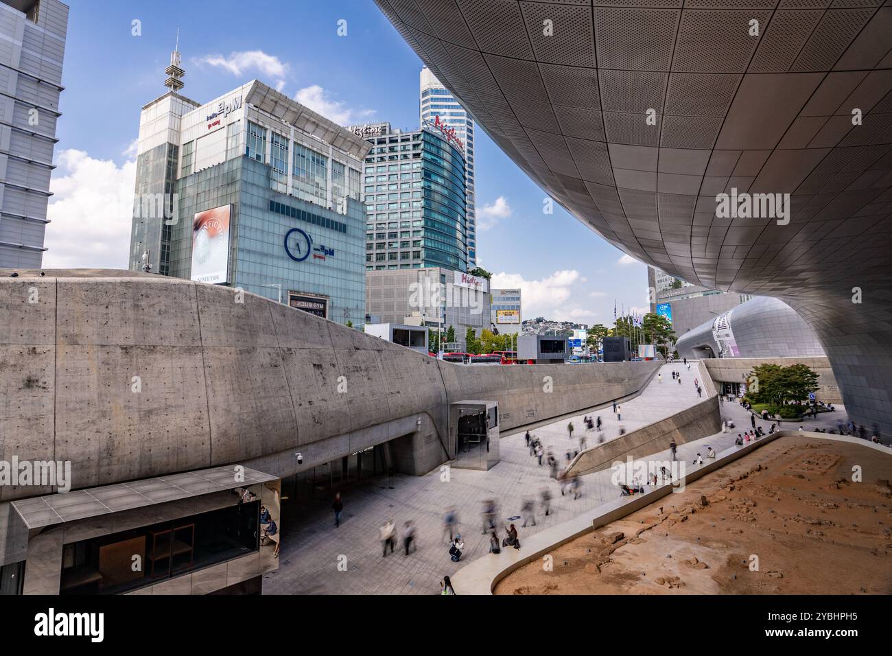 Seoul, Südkorea - 10. Oktober 2024 - Blick auf das berühmte Gebäude des Dongdaemun Design Plaza oder auch bekannt als DDP Stockfoto
